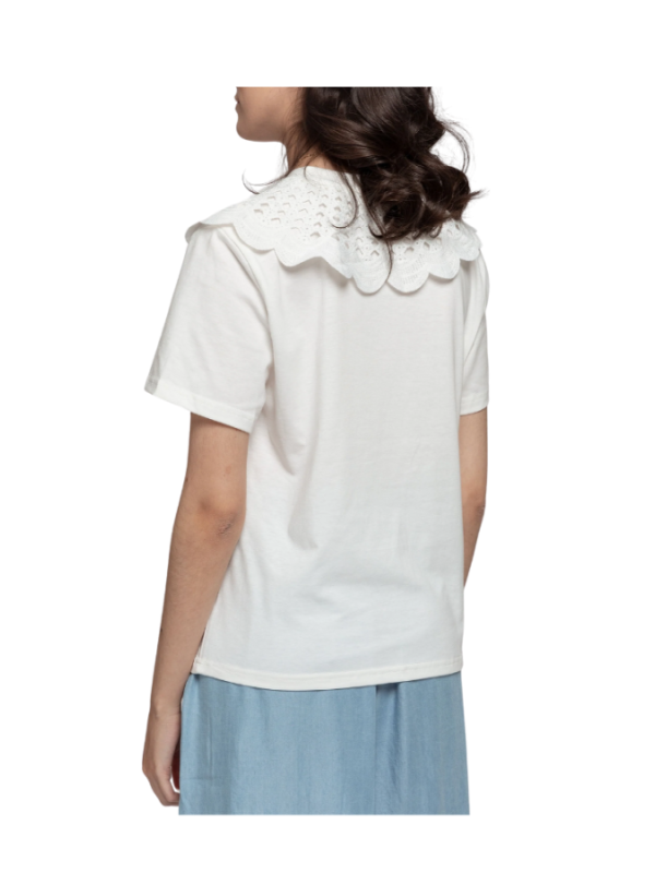 CAMISETA CUELLO VOLANTE