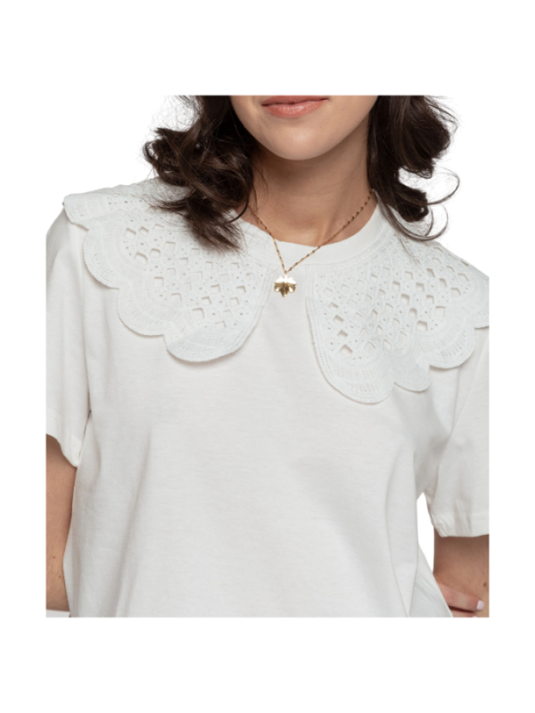 CAMISETA CUELLO VOLANTE